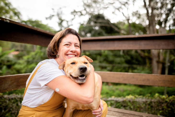 Sieviete ar Linx CGM un suni