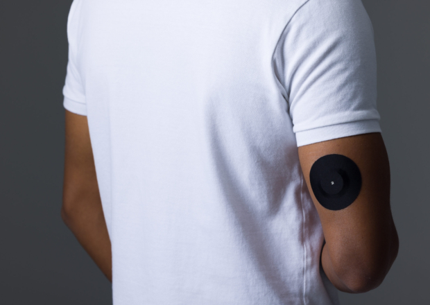 Melns CGM plāksteris uz cilvēka